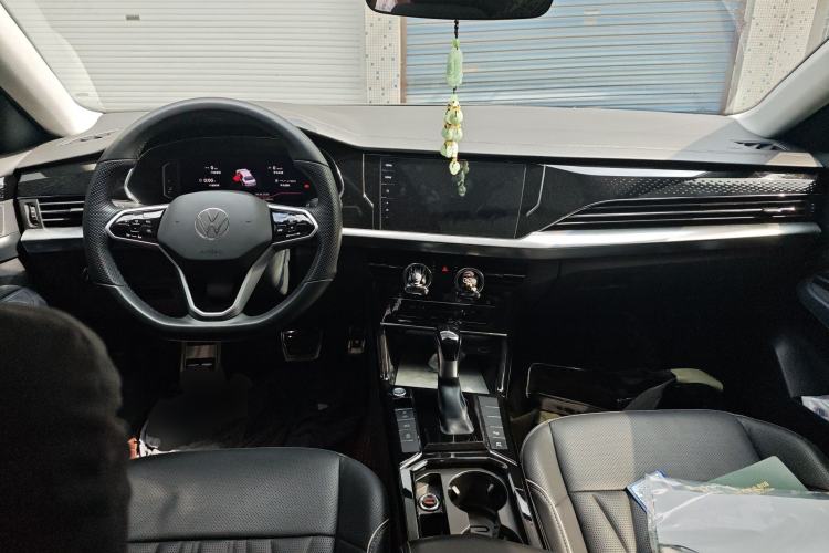 Used Volkswagen Passat 2023 Facelift 330TSI Luxury Edition Center Console