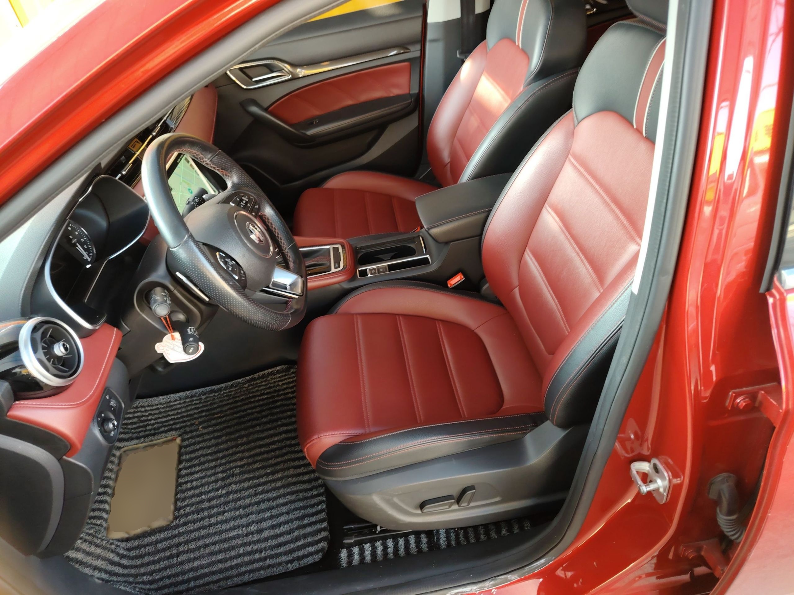 المقاعد الأمامية داخل السيارة