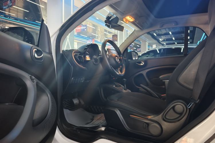 Used smart fortwo 2019 0.9T 66kW Hardtop Wind Power Edition China VI Interior 1