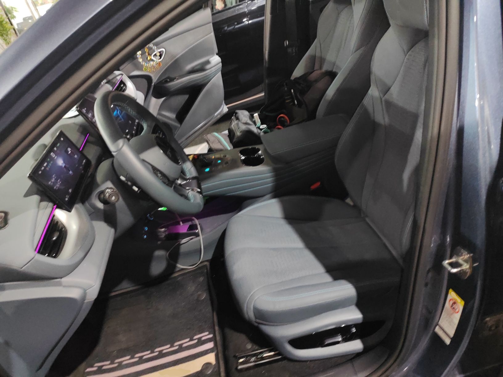 المقاعد الأمامية داخل السيارة