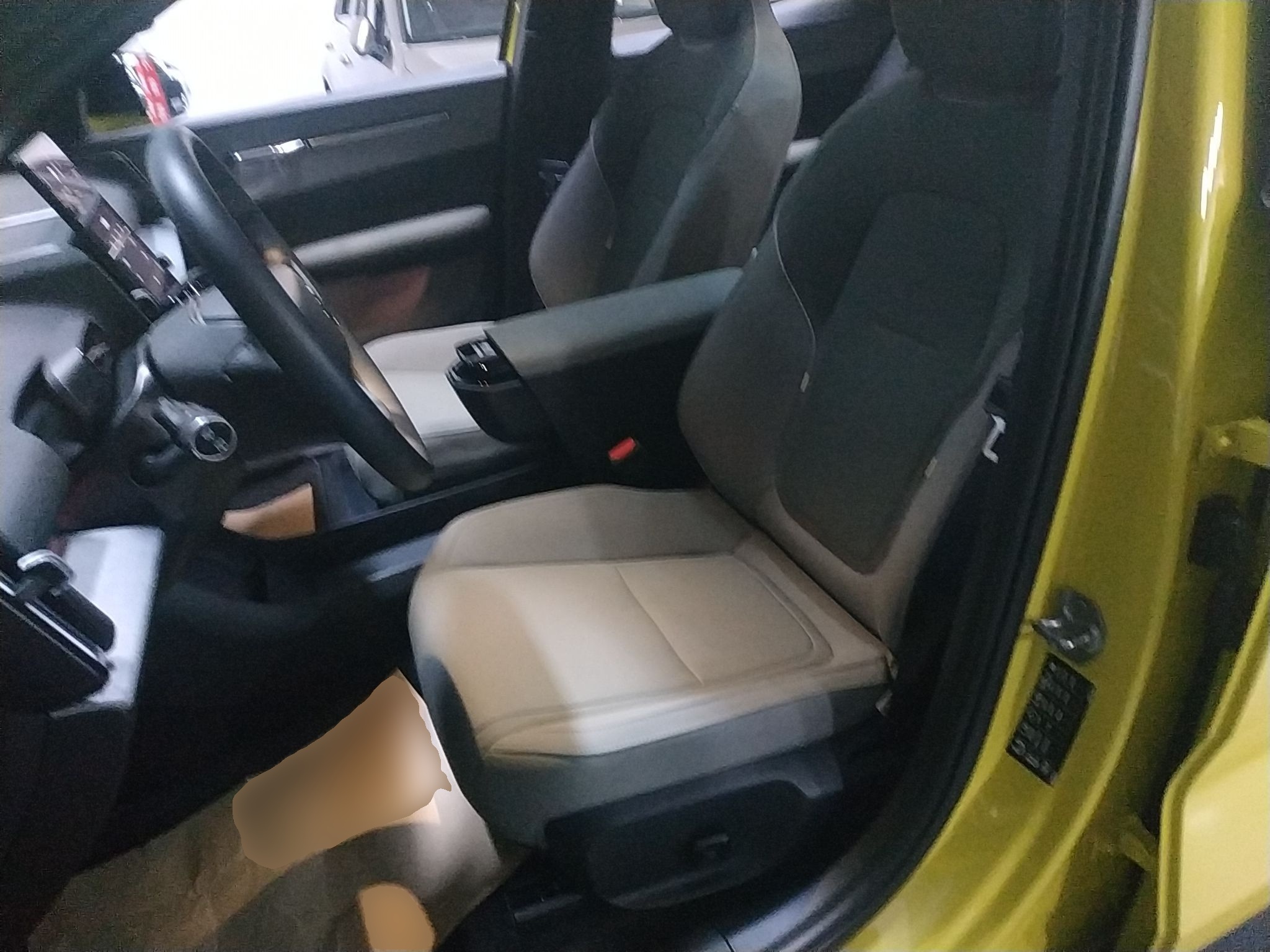 المقاعد الأمامية داخل السيارة