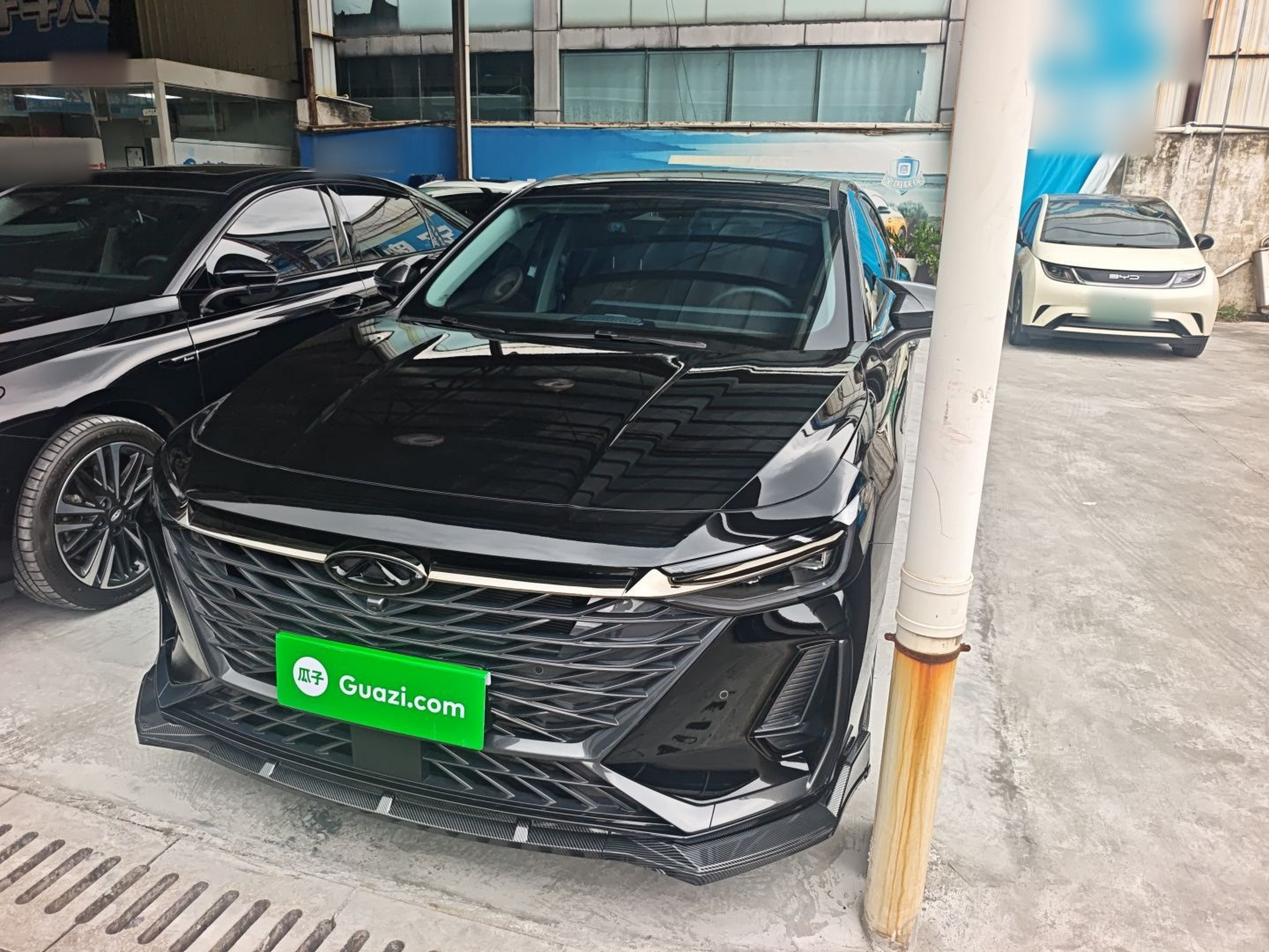 Под передней частью автомобиля