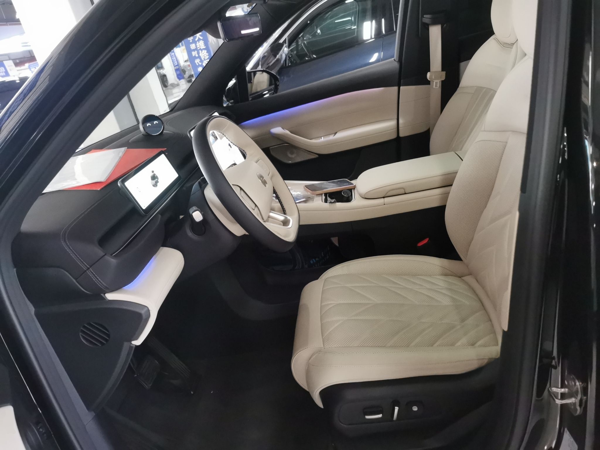 المقاعد الأمامية داخل السيارة