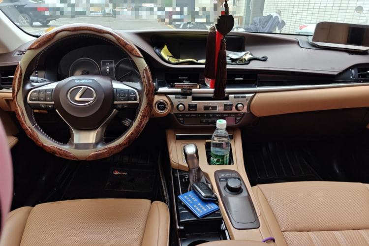 Used Lexus ES 2015 300h Comfort Edition Center Console