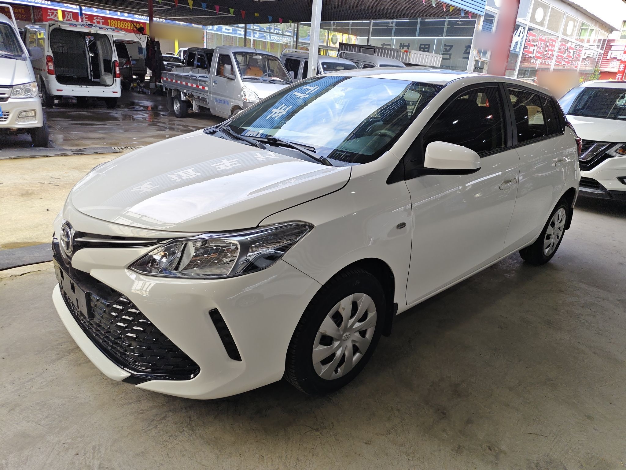 تحت مقدمة السيارة