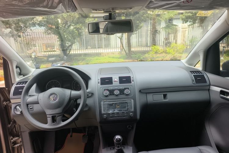 Used Volkswagen Touran 2015 1.4T Manual Comfort Edition 5-Seater Center Console