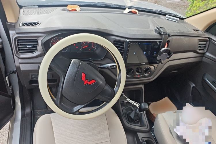 Used Wuling Hongguang V 2022 1.5L Jingqu Edition Enclosed-Window Vehicle with Hydraulic Power Steering LAR
