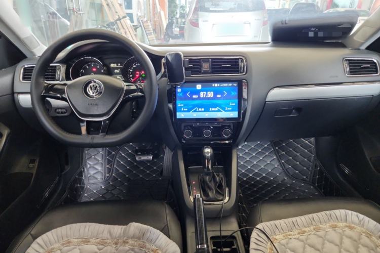 Used Volkswagen Sagitar 2015 230TSI Automatic Comfort Version Center Console