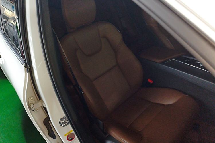 Used Volvo XC60 2023 B5 4x4 Smart Luxury Edition