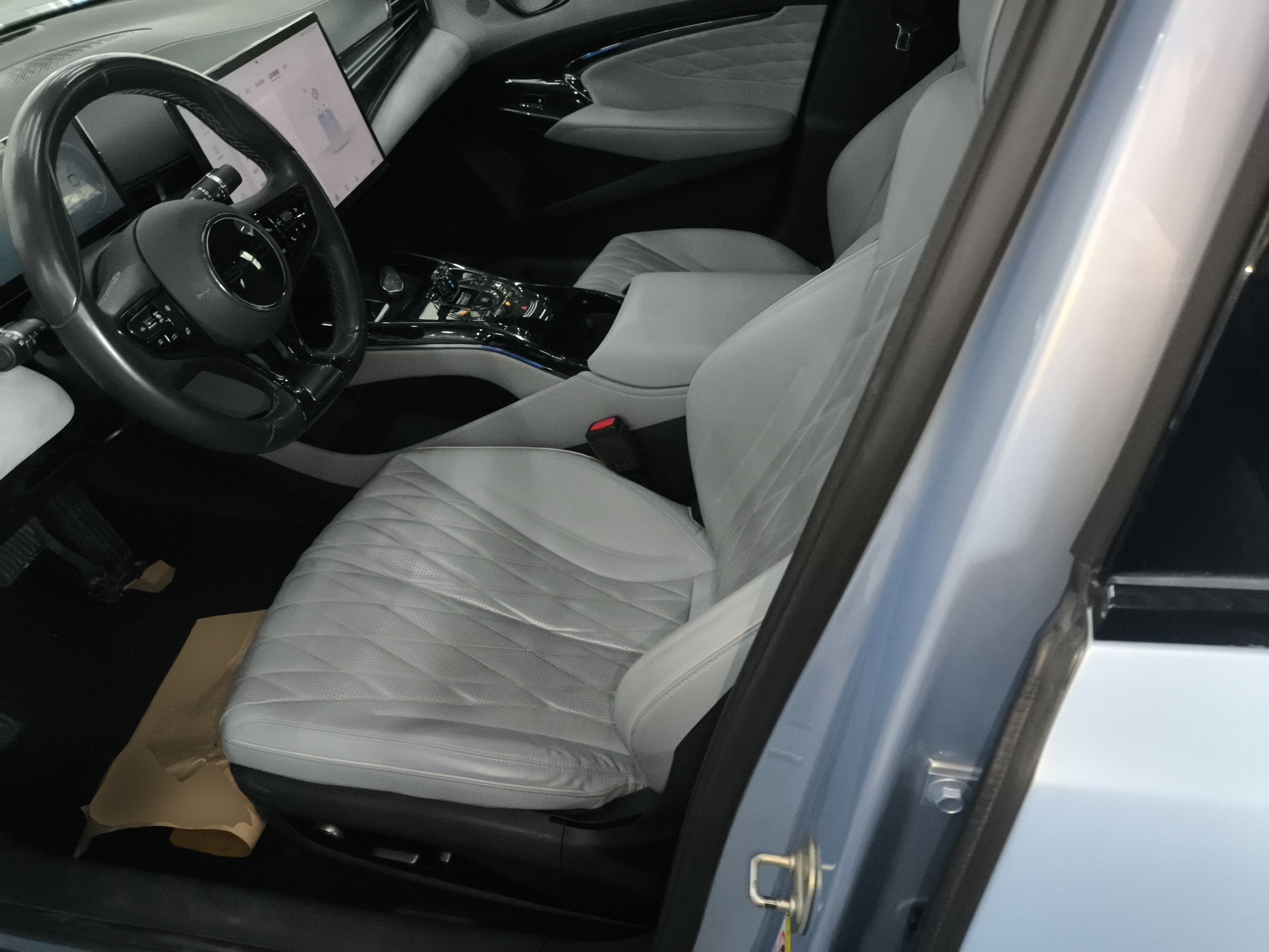 Переднее сиденье в автомобиле