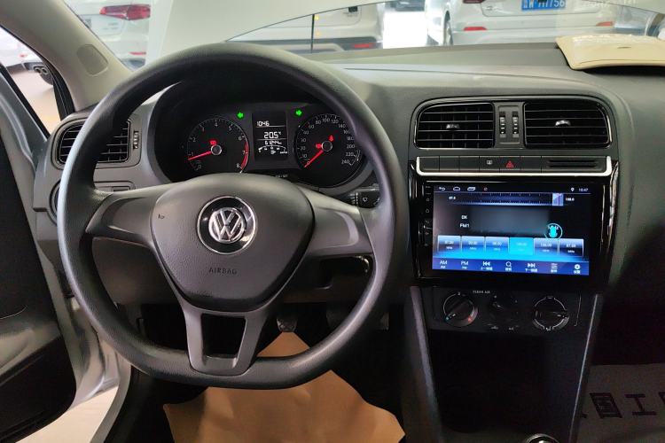 Used Volkswagen Polo 2016 1.4L Manual Fashion Model Center Console