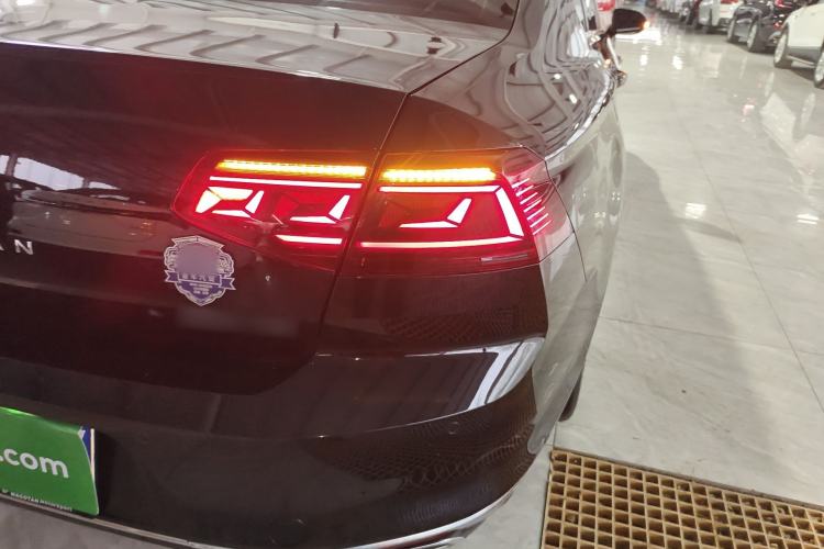 Used Volkswagen Magotan 2023 2 Million Units Commemorative Edition 330TSI DSG Luxury Version Right Rear Taillight