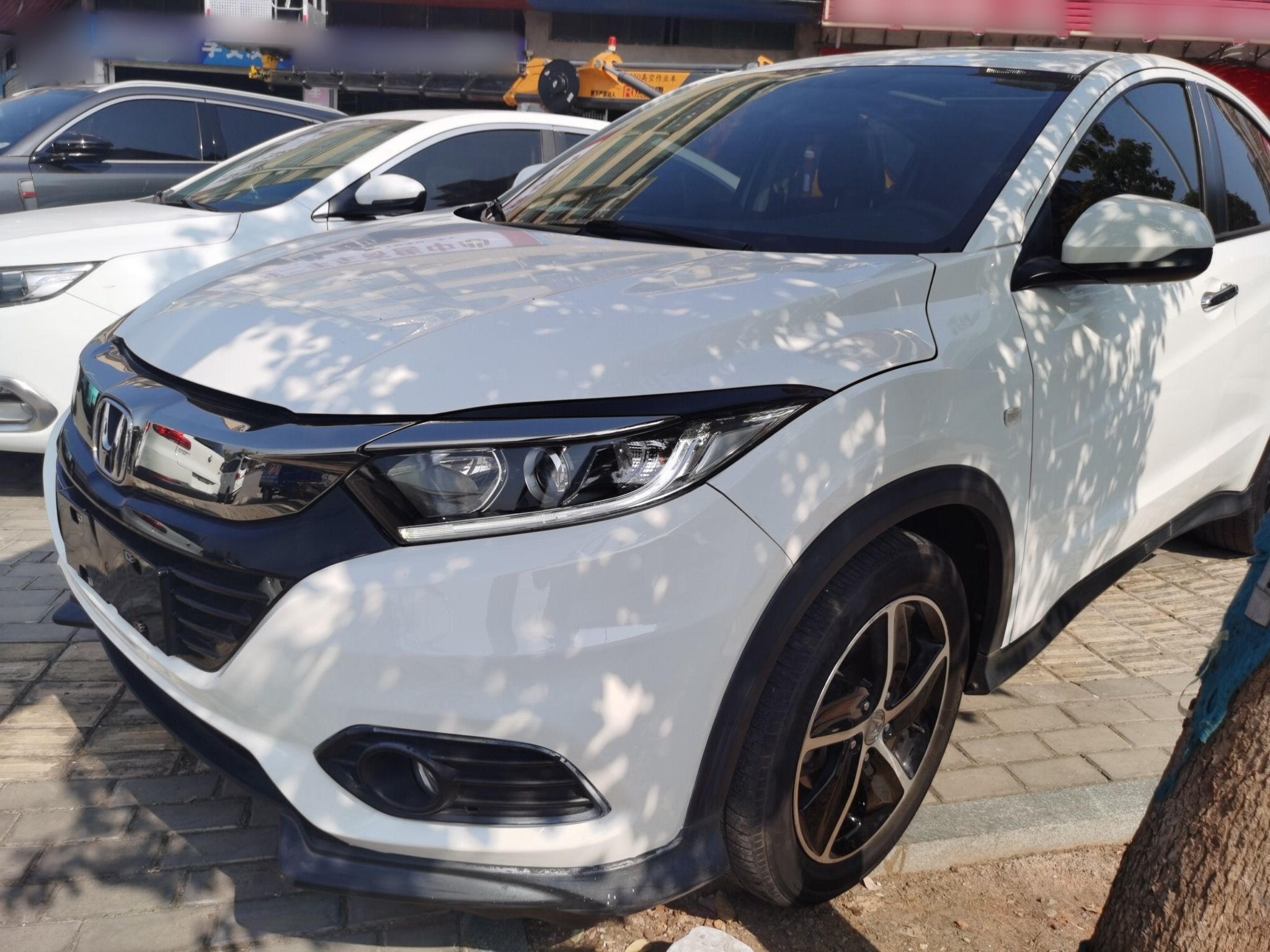 Под передней частью автомобиля