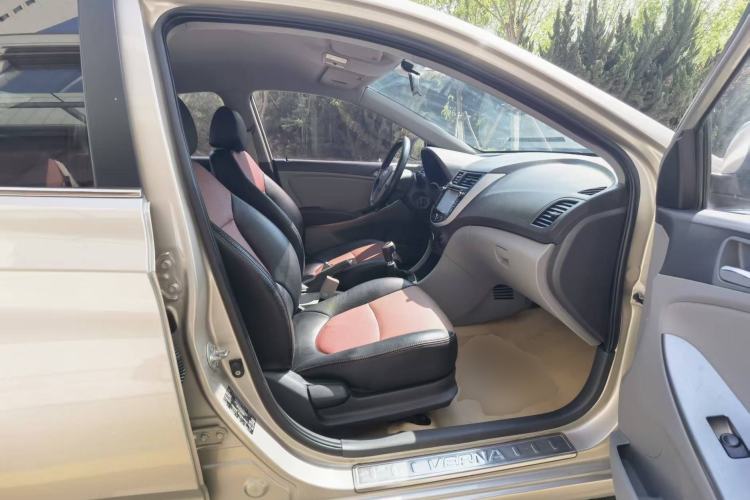 Used Hyundai Verna (older generation) 2014 1.4L Manual Smart GLS Trim Right Front Seat