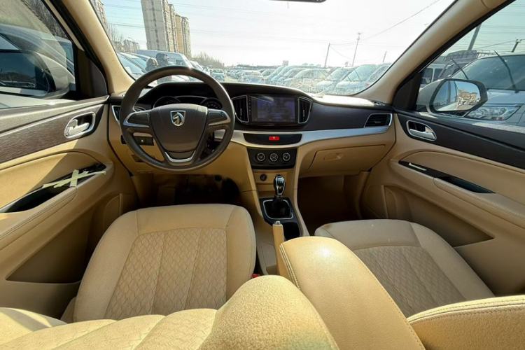 Used Baojun 730 2016 Revised 1.5L Manual Standard Version 7 Seats China V Emission Standard
