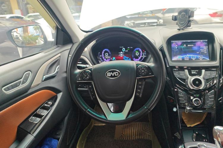 Used BYD Qin 2015 1.5T Dual-Crown Flagship Plus Edition
