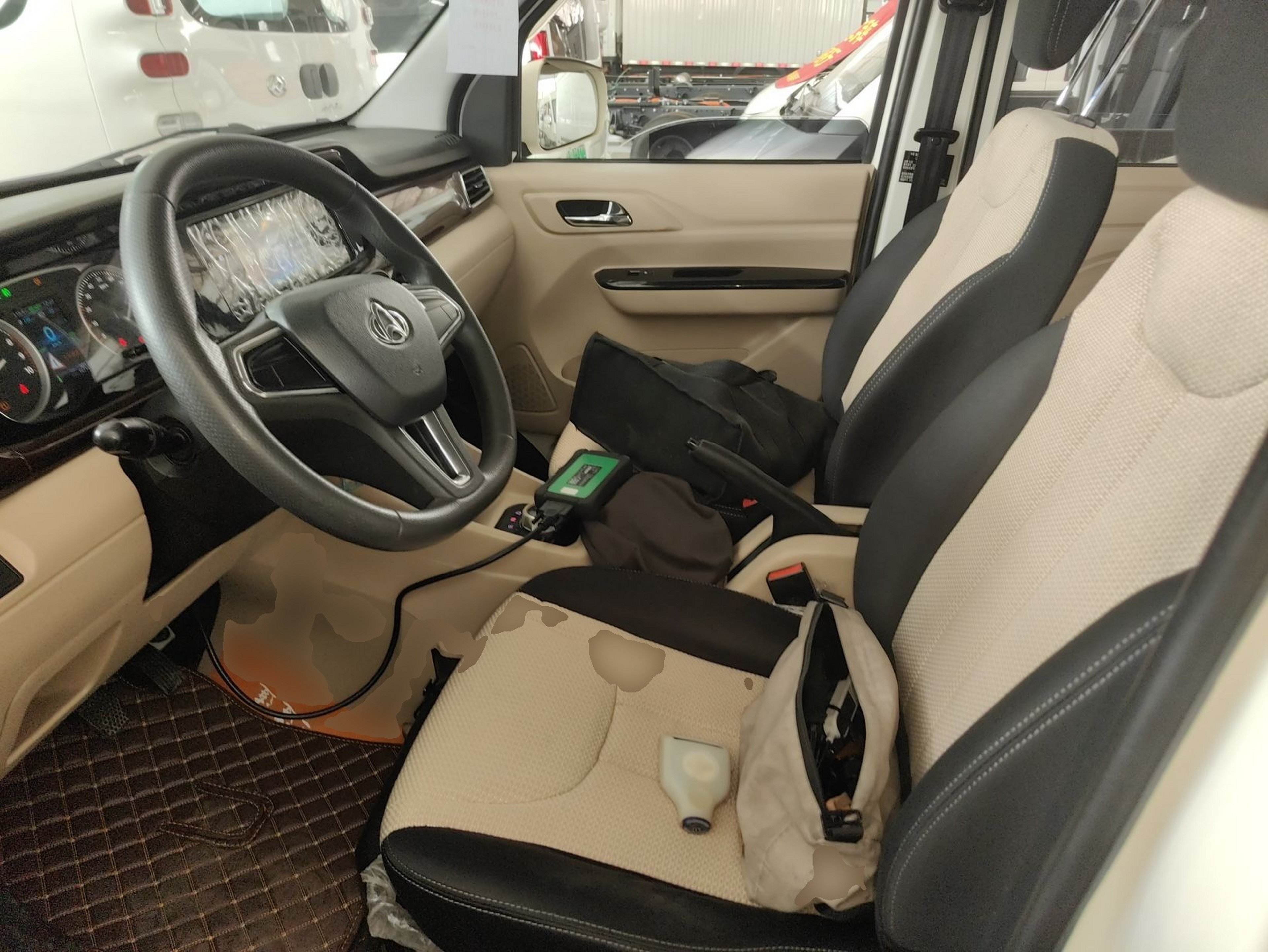 المقاعد الأمامية داخل السيارة