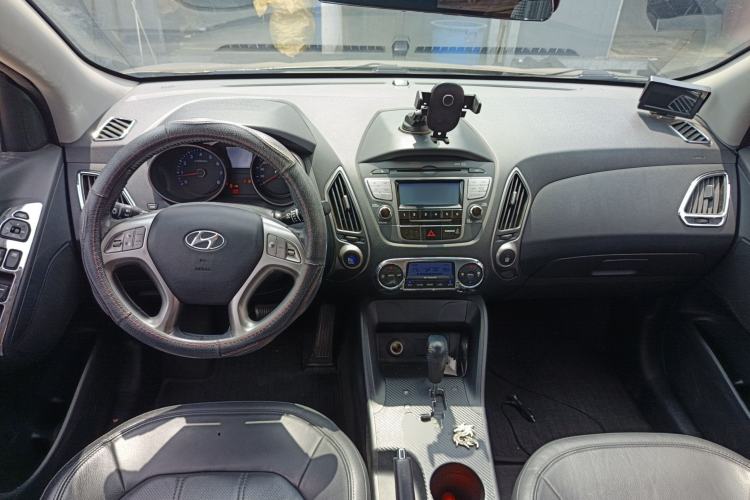 Used Hyundai ix35 2010 2.0L Automatic Two-Wheel Drive Elite Edition GLS Center Console