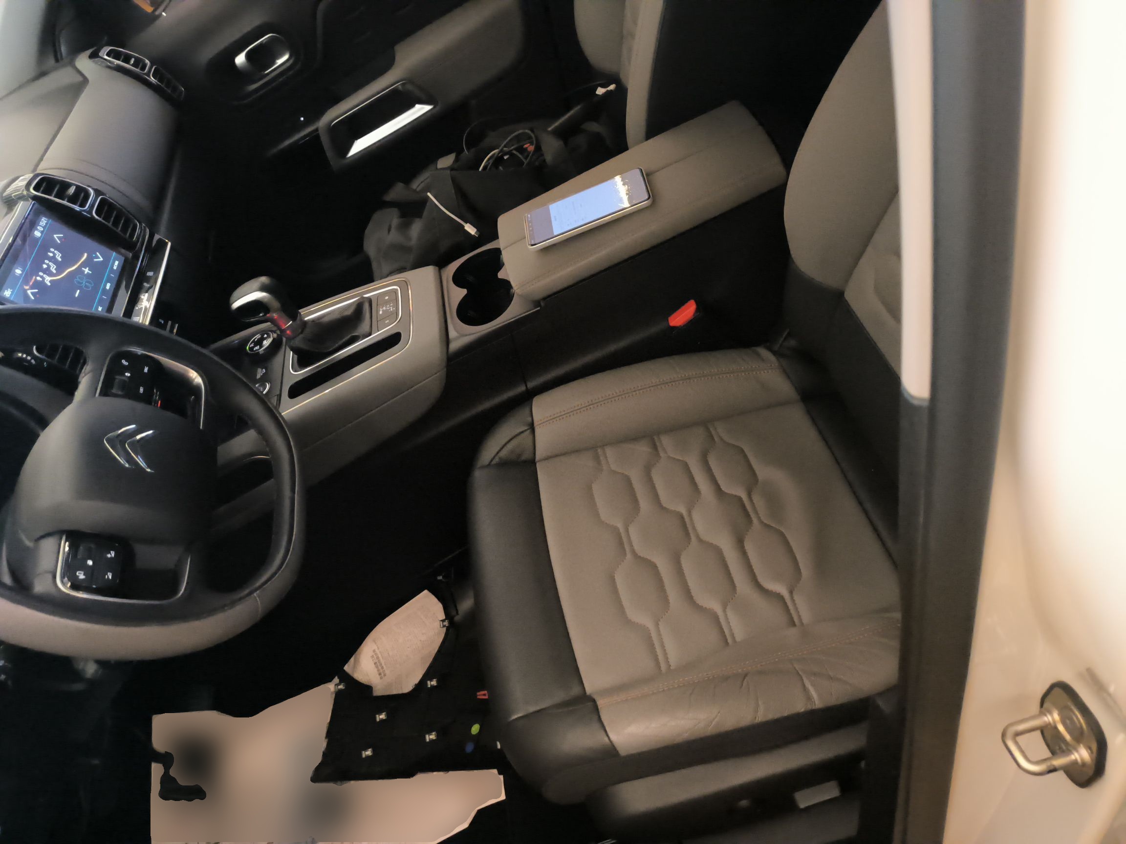 المقاعد الأمامية داخل السيارة