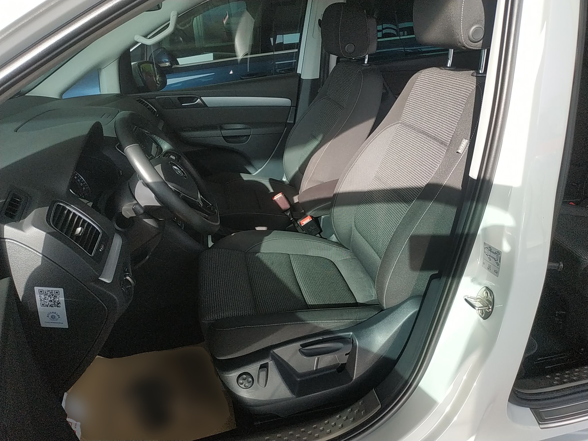 Переднее сиденье в автомобиле