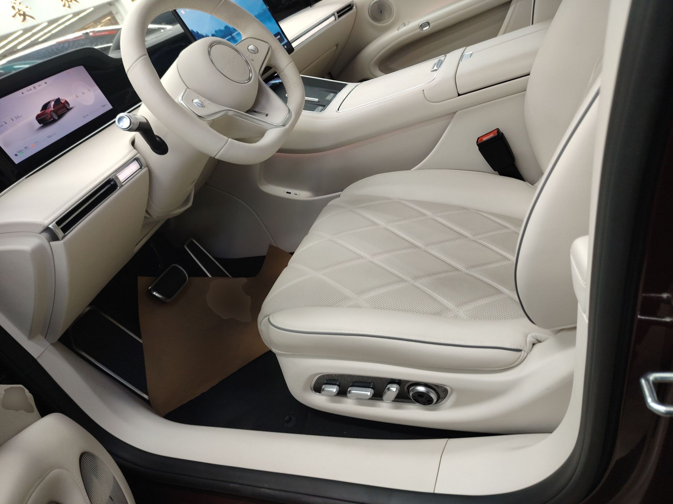 المقاعد الأمامية داخل السيارة