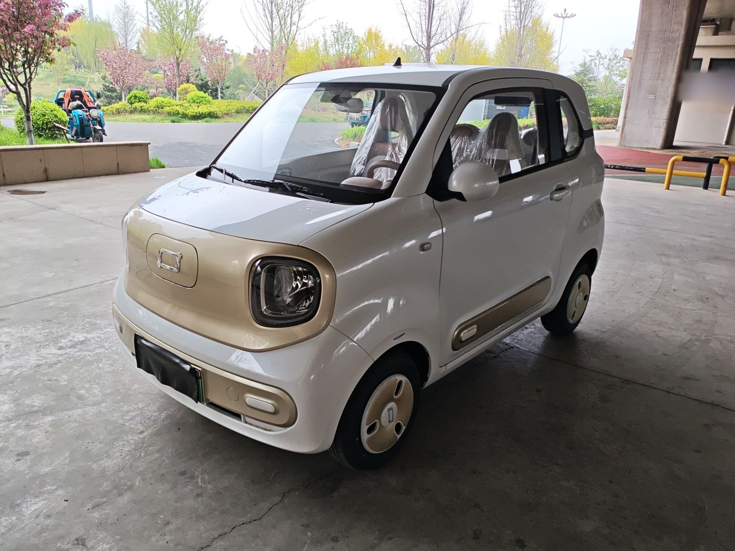 Под передней частью автомобиля