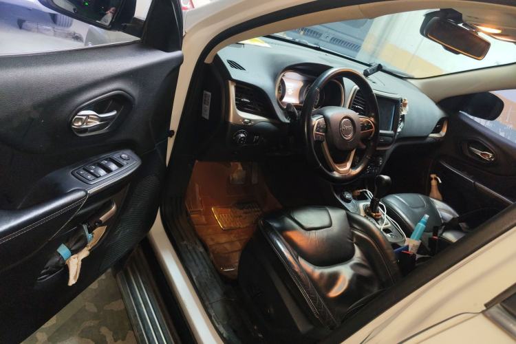 Used Jeep Cherokee 2014 2.4L Luxury Edition
