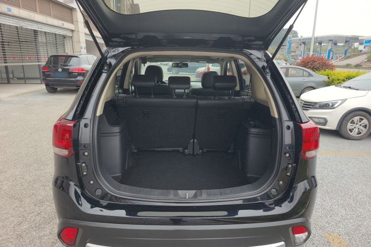 Used Mitsubishi Outlander 2018 2.0L Two-Wheel Drive Glory Edition 5 Seats Trunk