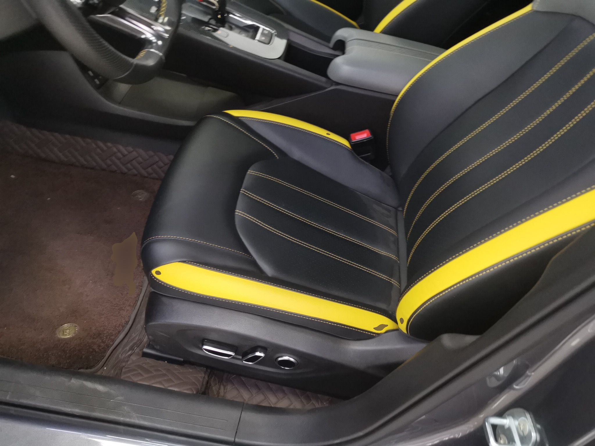 Переднее сиденье в автомобиле