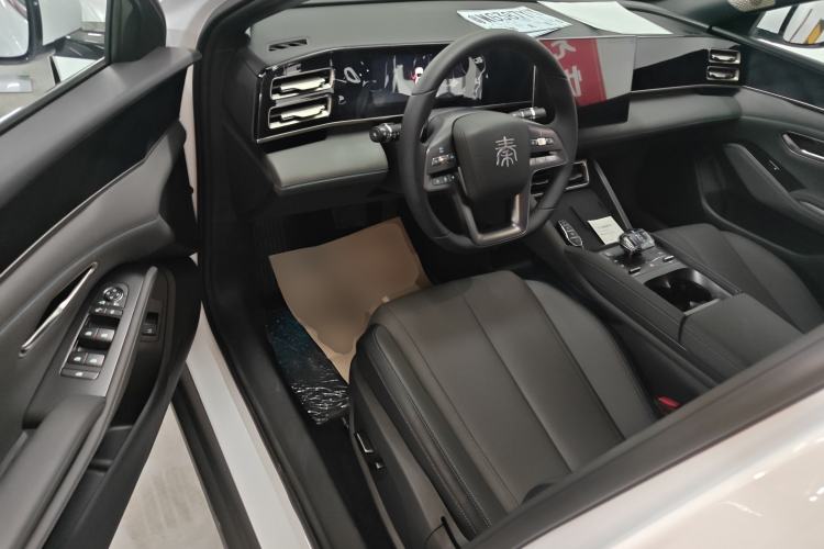 Used BYD Qin L 2025 DM-i Smart Drive 120KM Leading Model
