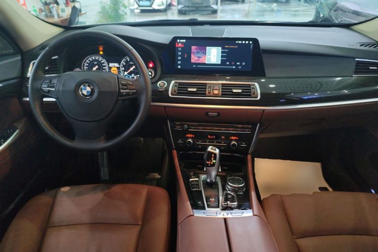 Used BMW 5 Series GT 2017 528i Leading Model Center Console