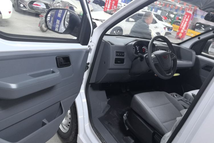 Used Wuling Yangguang 2024 300KM Comfort Version Passenger Van 75kW