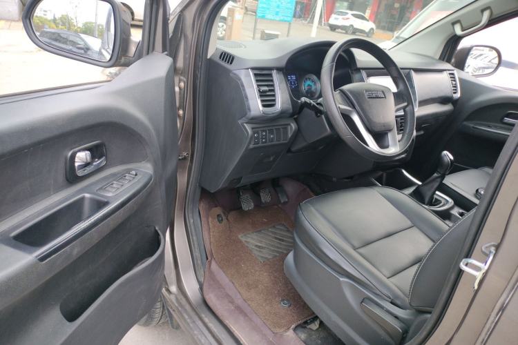 Used Jinbei Gold Hiace 2023 1.5L Passenger Van Travel Lion 9-Seater with Central Air Conditioning Driver Seat