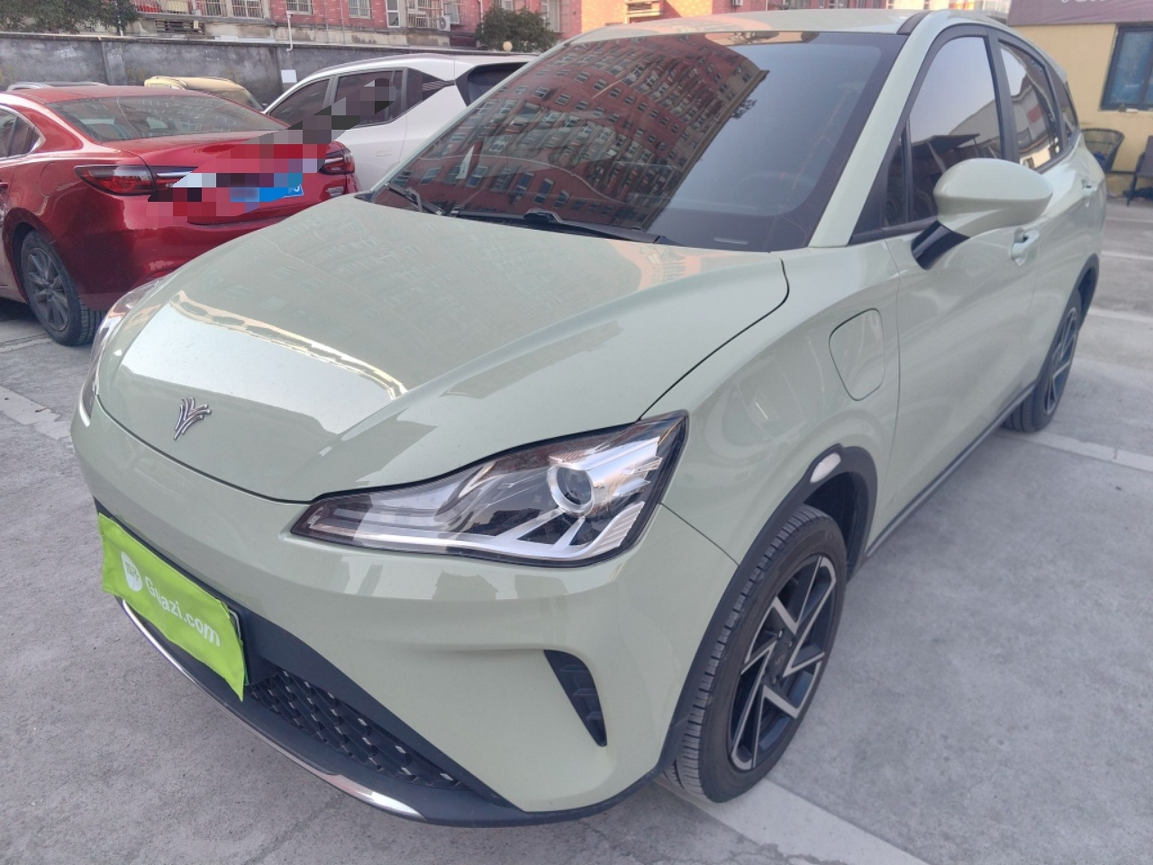 Под передней частью автомобиля
