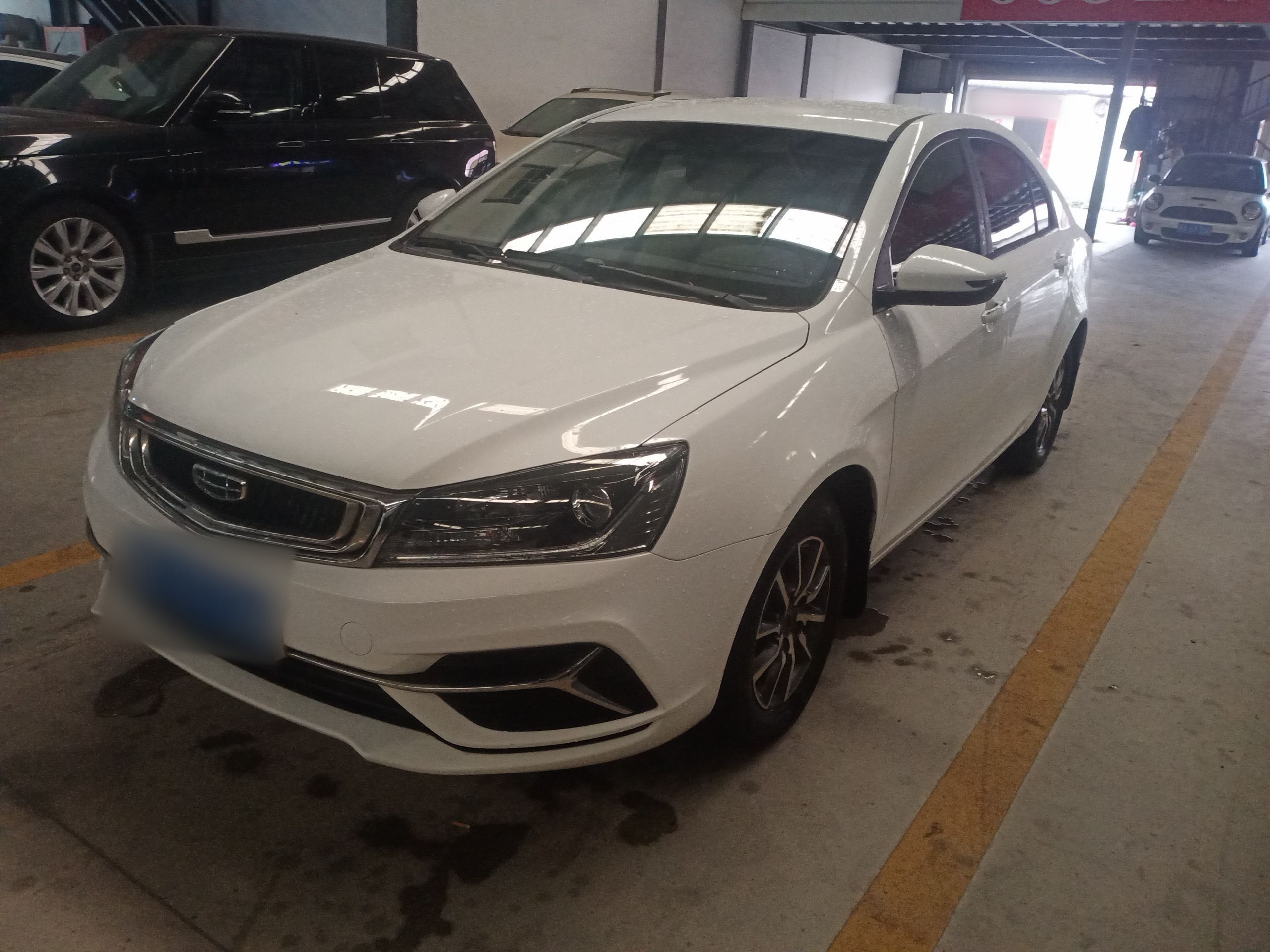 تحت مقدمة السيارة