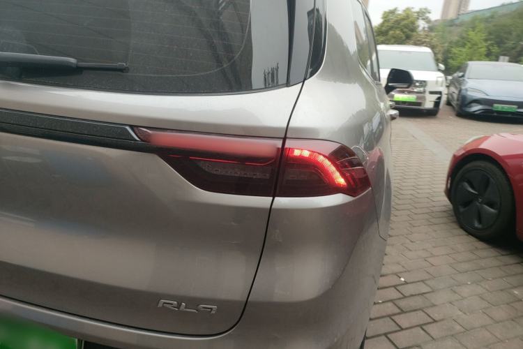 Used Livan 9 2023 470 km Leading Edition
