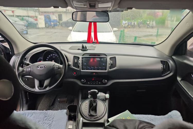 Used Kia Sportage R 2012 2.0L Automatic Two-Wheel Drive GLS Center Console