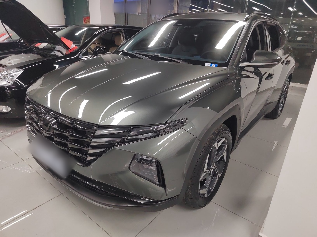 تحت مقدمة السيارة