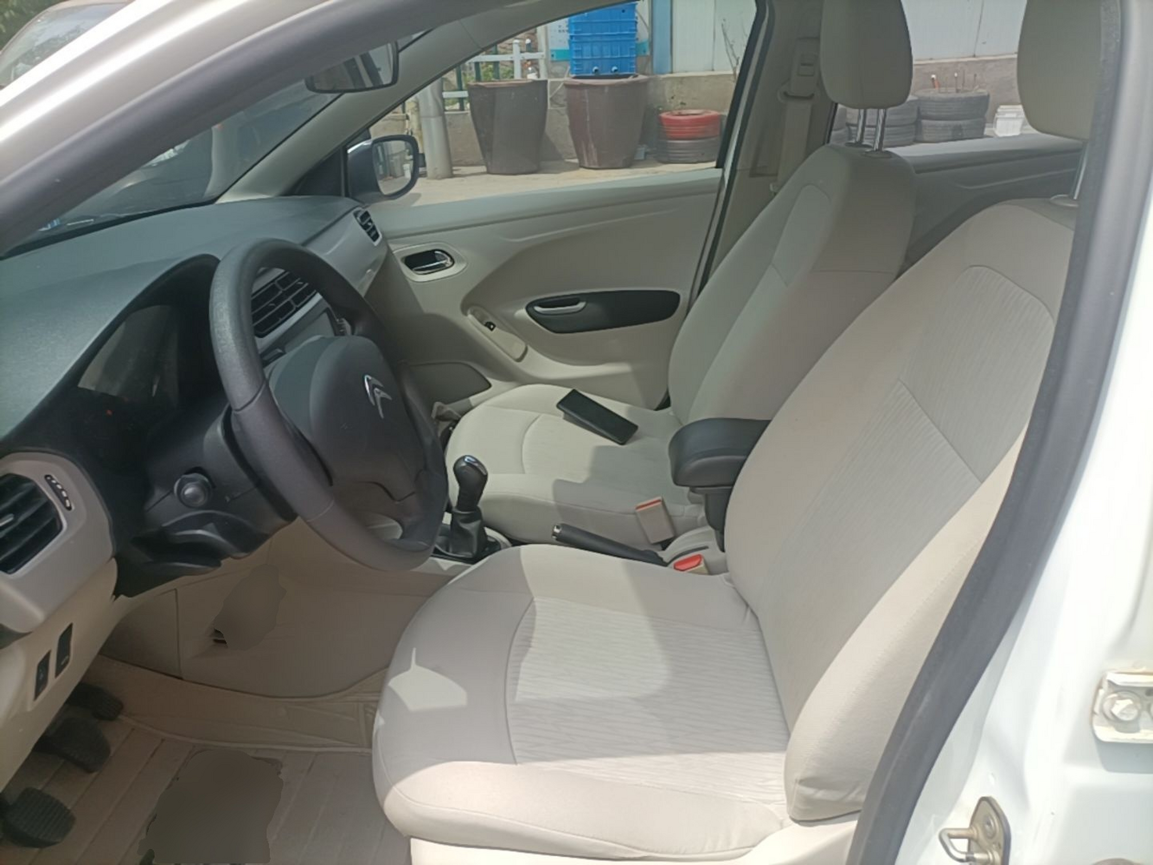 المقاعد الأمامية داخل السيارة