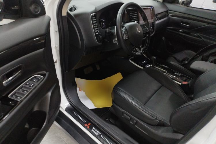 Used Mitsubishi Outlander 2019 2.4L 4x4 Zhi Xiang Edition 5 Seats China V Emission Standard Driver Seat