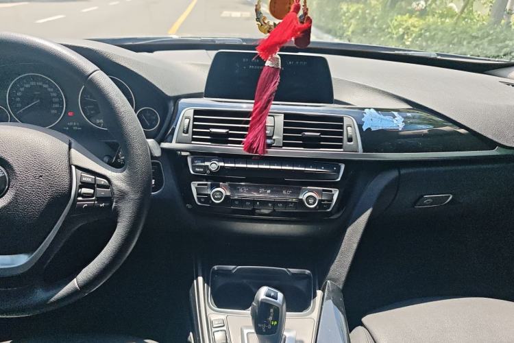 Used BMW 3 Series GT 2019 320i Sport Edition Audio And AC Panel