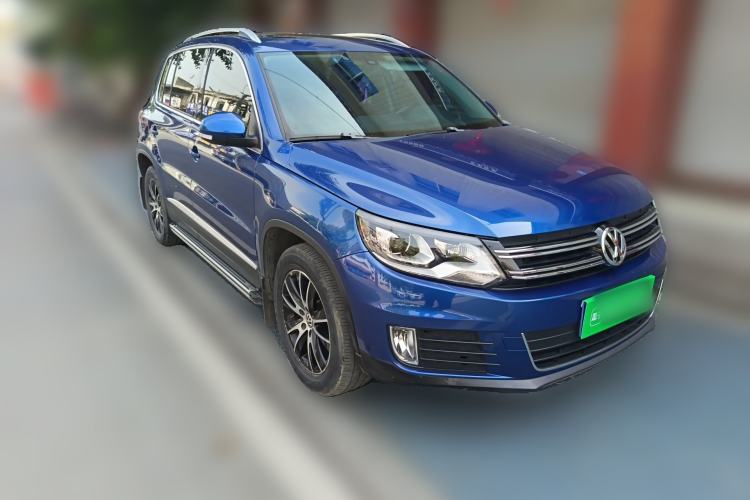 Used Volkswagen Tiguan 2015 1.8TSI Automatic All-Wheel-Drive Luxury Model Front Right 45 Deg