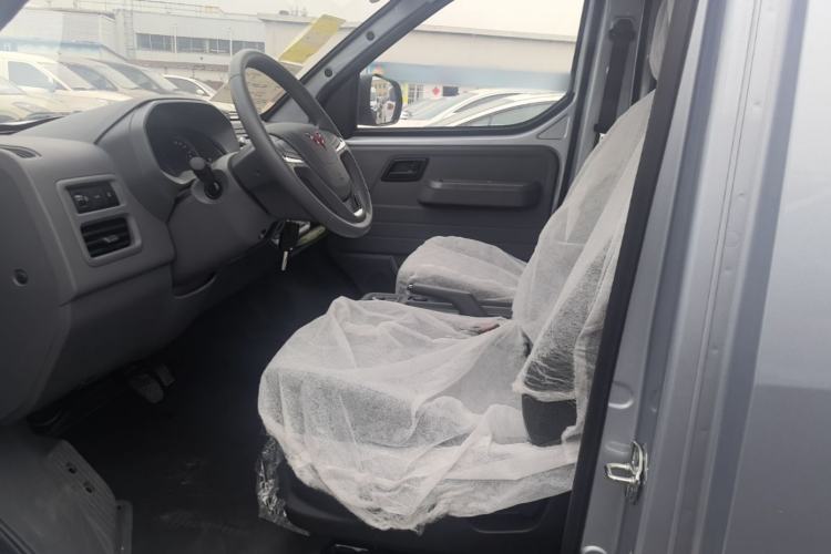 Used Wuling Yangguang 2024 300KM Comfort Version Passenger Van 75kW Left Front Seat