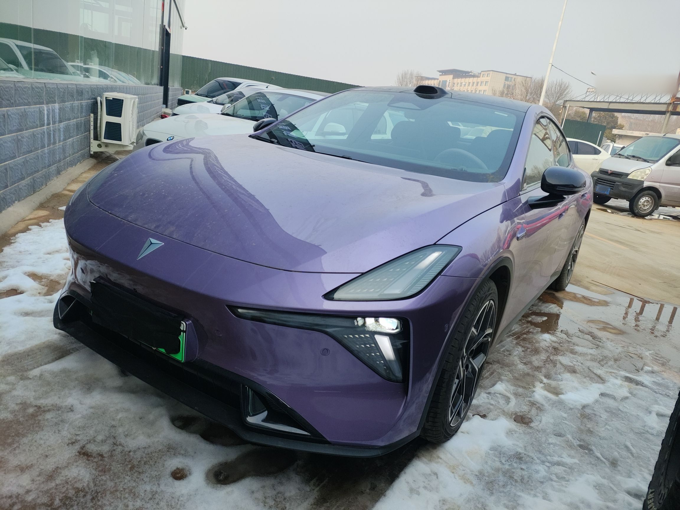 Под передней частью автомобиля