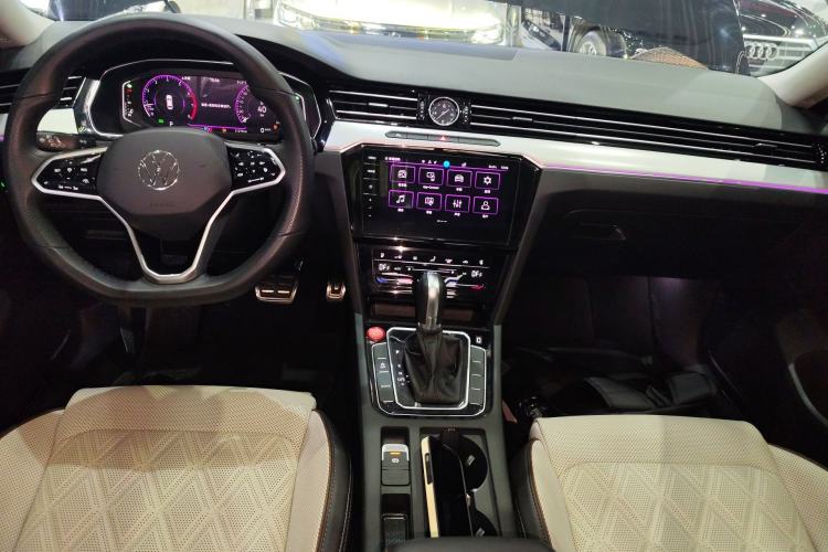 Used Volkswagen Magotan 2023 2 Million Units Commemorative Edition 330TSI DSG Luxury Version Center Console