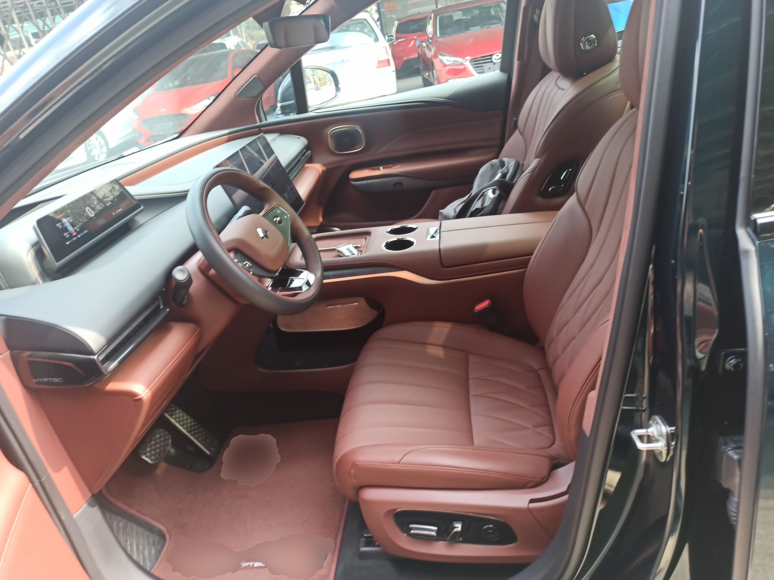 المقاعد الأمامية داخل السيارة