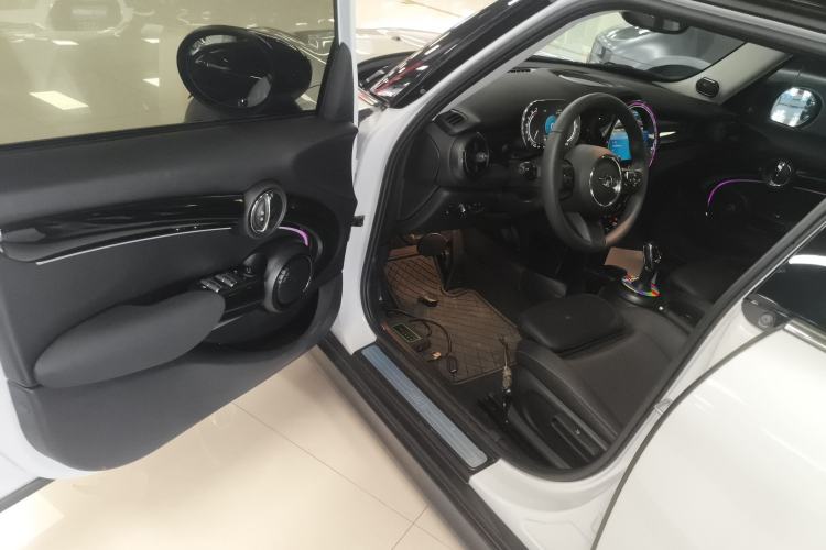 Used MINI 2023 Updated 1.5T COOPER Artist Five-Door Edition Driver Seat