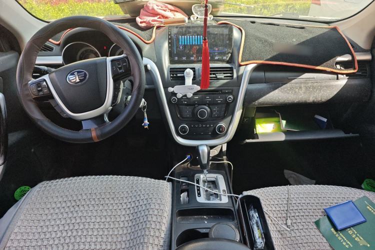 Used Bestune X80 2013 2.0L automatic comfort version Center Console