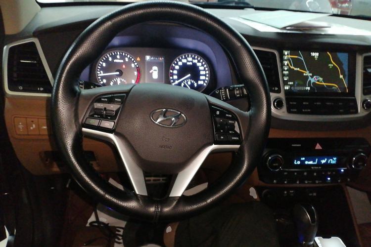 Used Hyundai Tucson 2015 1.6T Dual-Clutch Four-Wheel Drive Flagship Model
