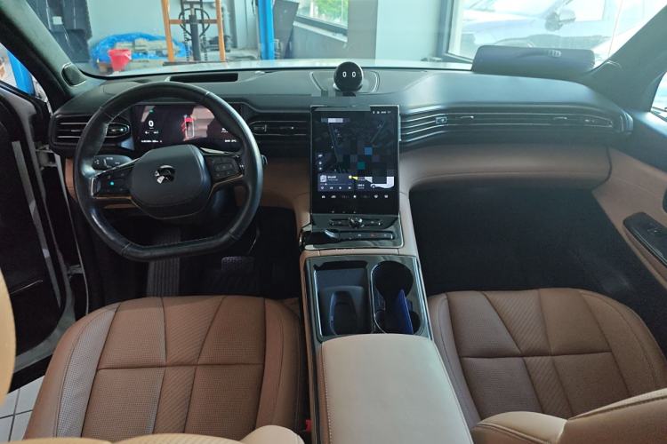 Used Nio ES8 2022 75 kWh Signature Edition Six-Seater Center Console